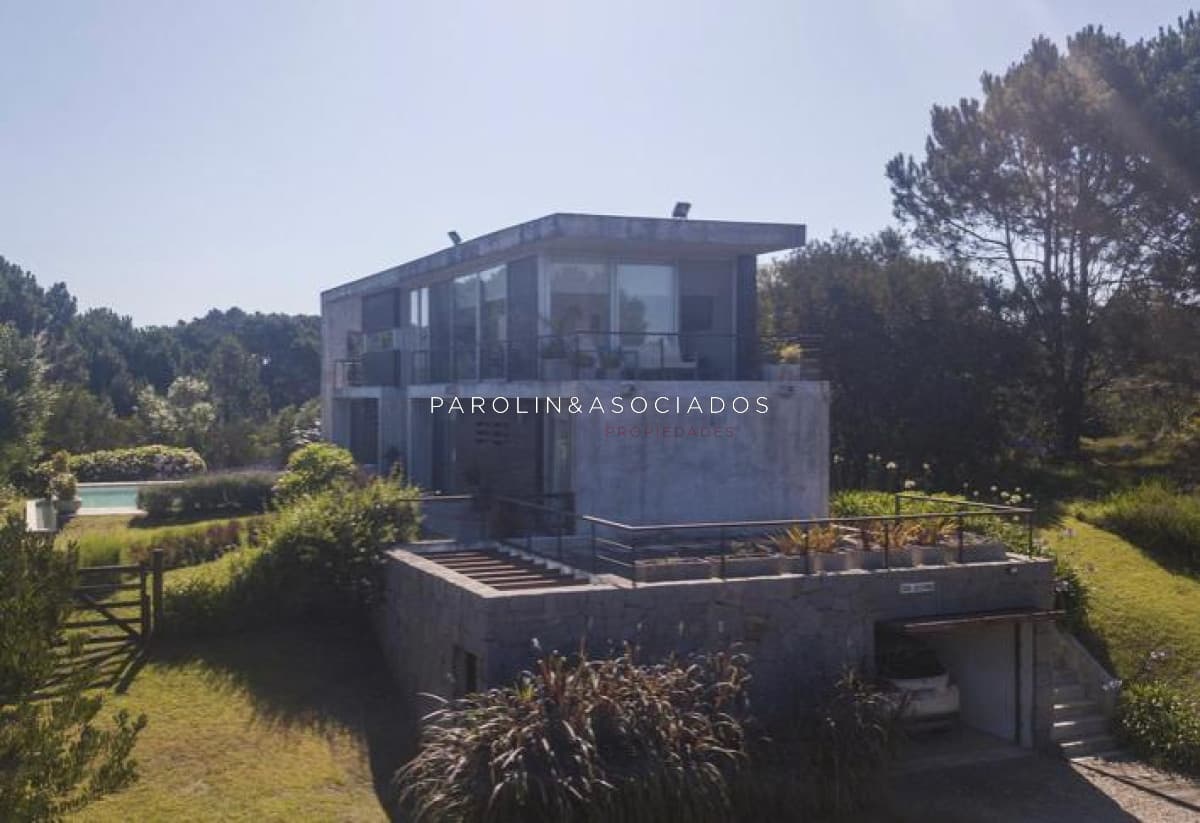 CASA EN VENTA DE 3 DORMITORIOS EN JOSE IGNACIO