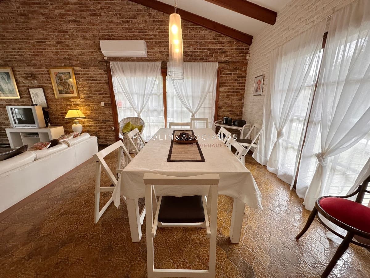 Casa de 3 dormitorios + dependencia de servicio en venta en Mansa, Punta Del Este.