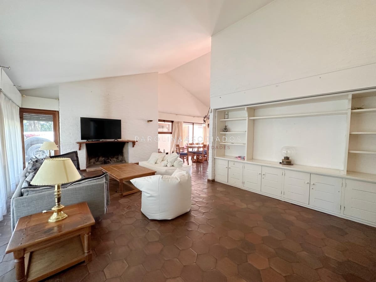 Casa en venta de 4 dormitorios y dependencia de servicio en playa Mansa, Punta del Este.