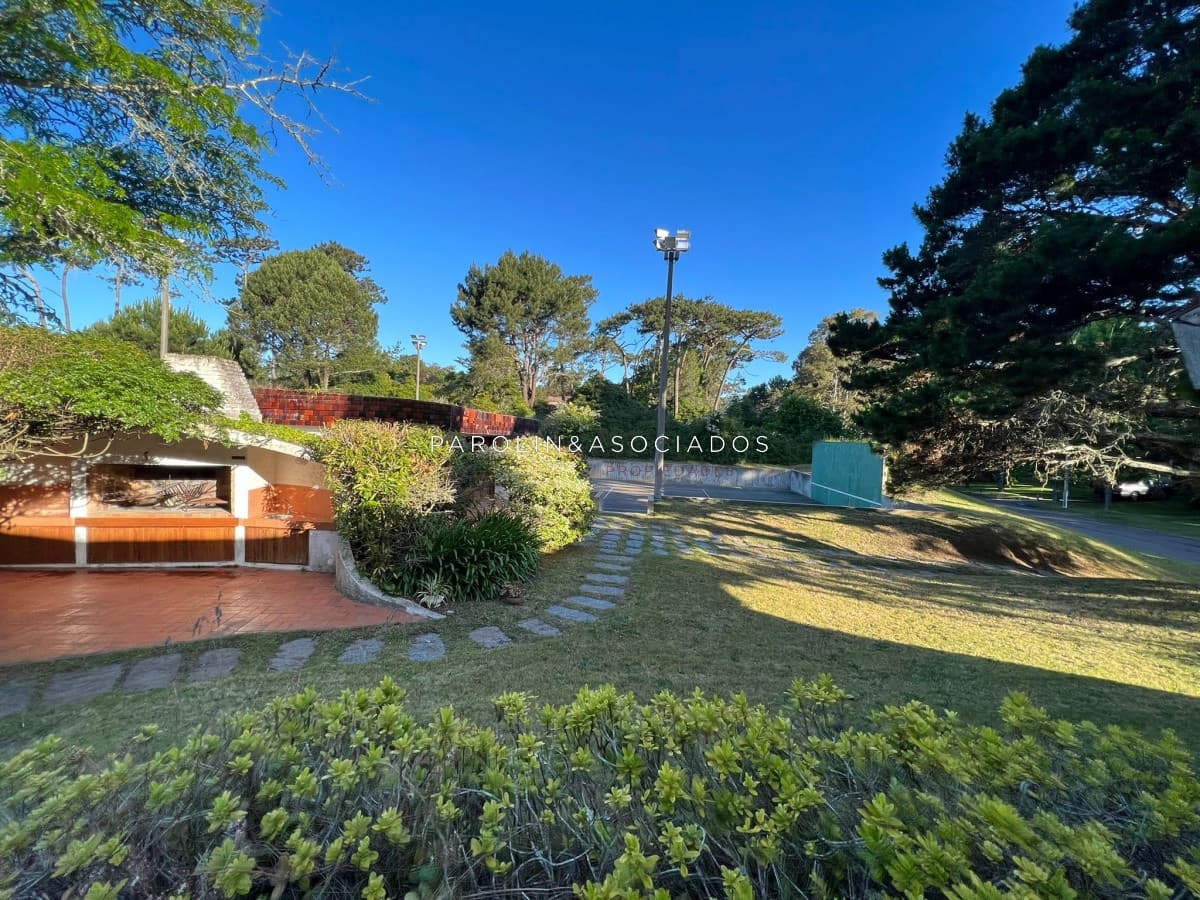 Casa de 4 dormitorios en venta en Lugano, Punta del Este.
