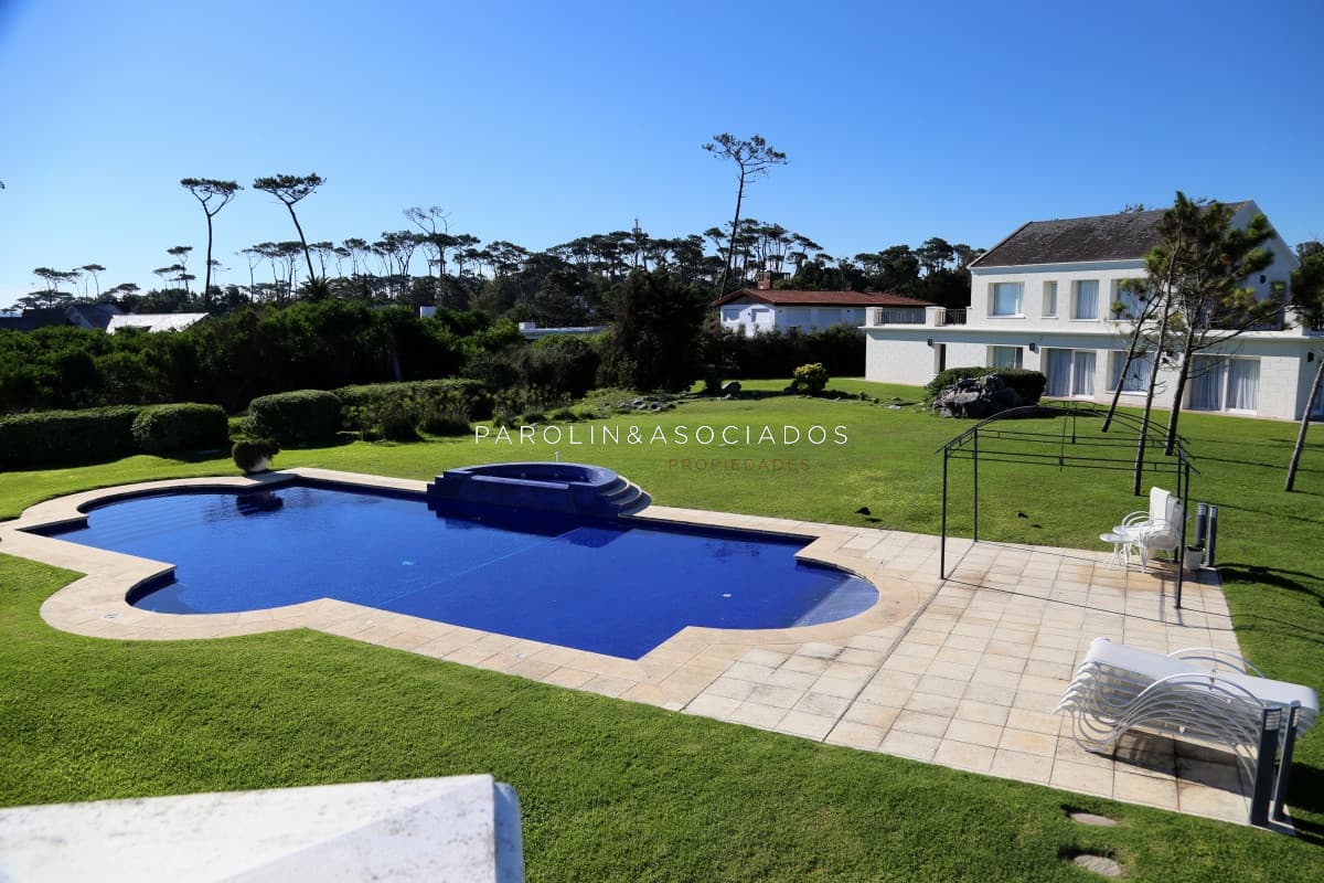 Casa en venta de 5 dormitorios en primera linea playa Mansa, Punta del Este.