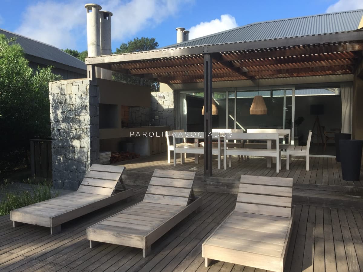 Casa de 3 dormitorios + dependencia en Pinar del Faro, Punta del Este.