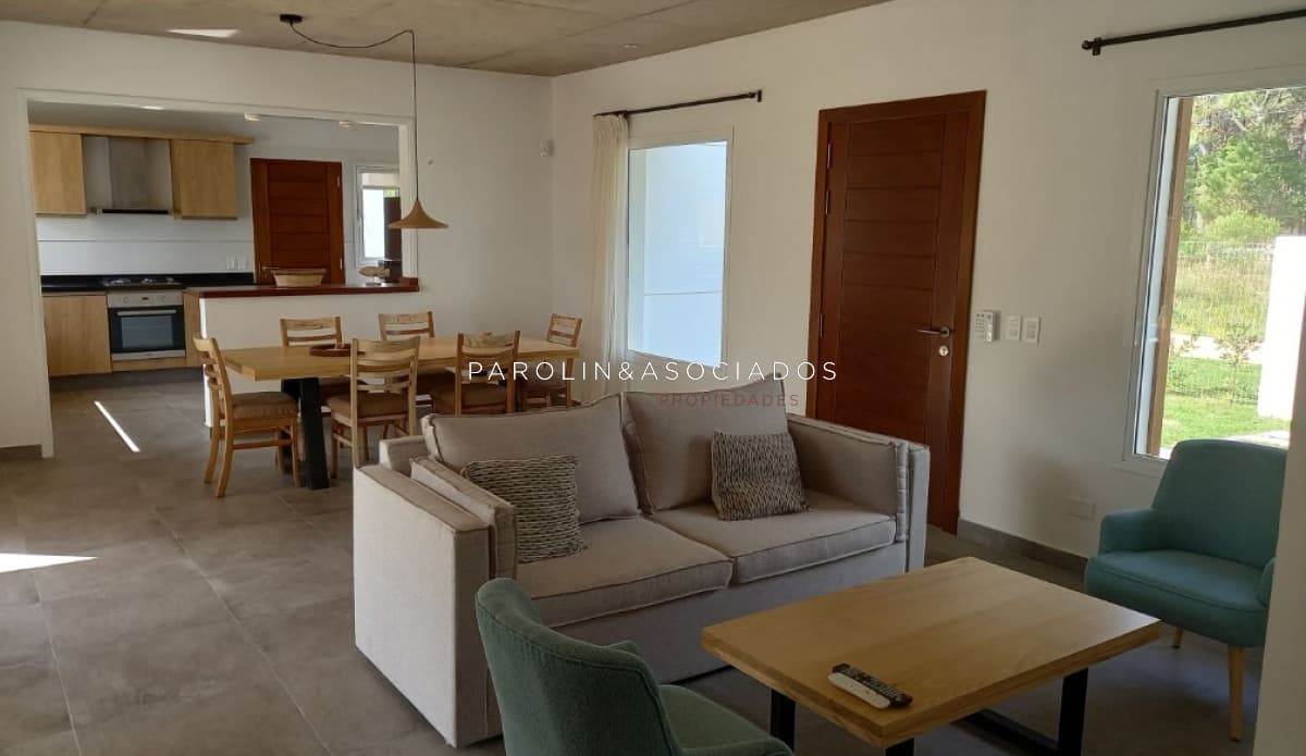 Casa en venta de 3 dormitorios en La Barra, Punta del Este.