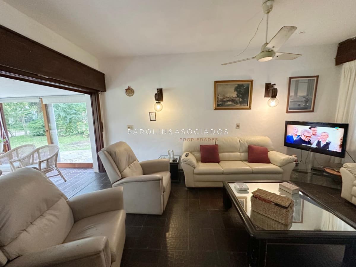 Gran Propiedad en Venta de 5 dormitorios ubicada en Playa Mansa, Punta del Este.