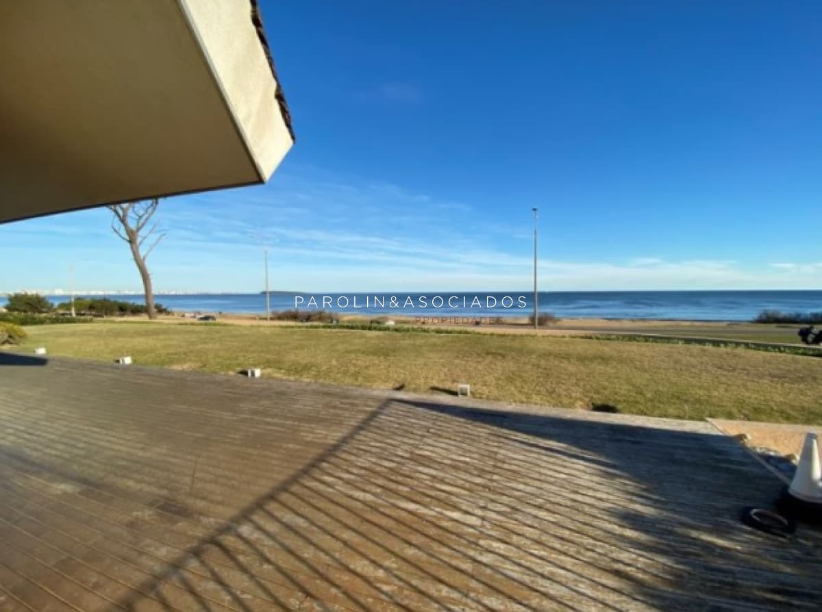 Hermosa casa en venta frente al mar, Punta del Este.