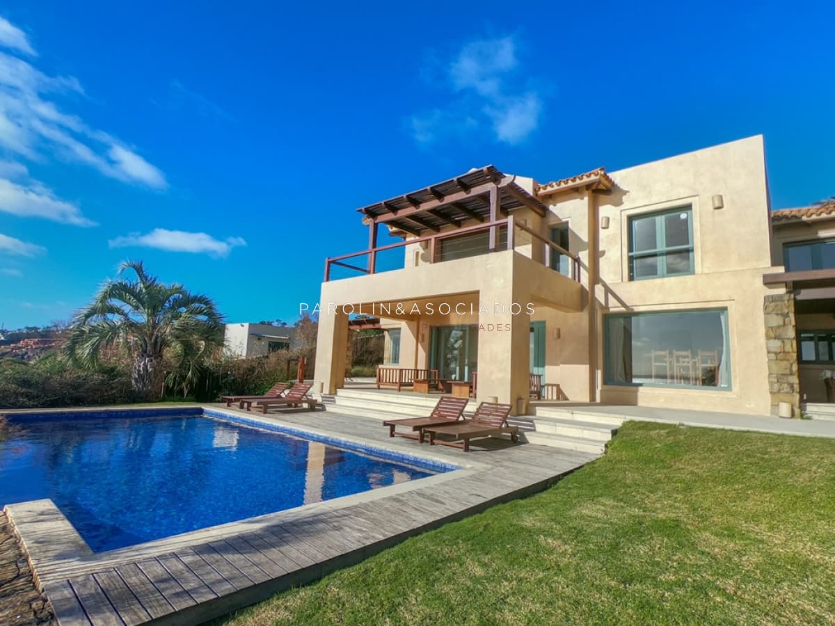 Espectacular casa en Punta Ballena sobre el mar