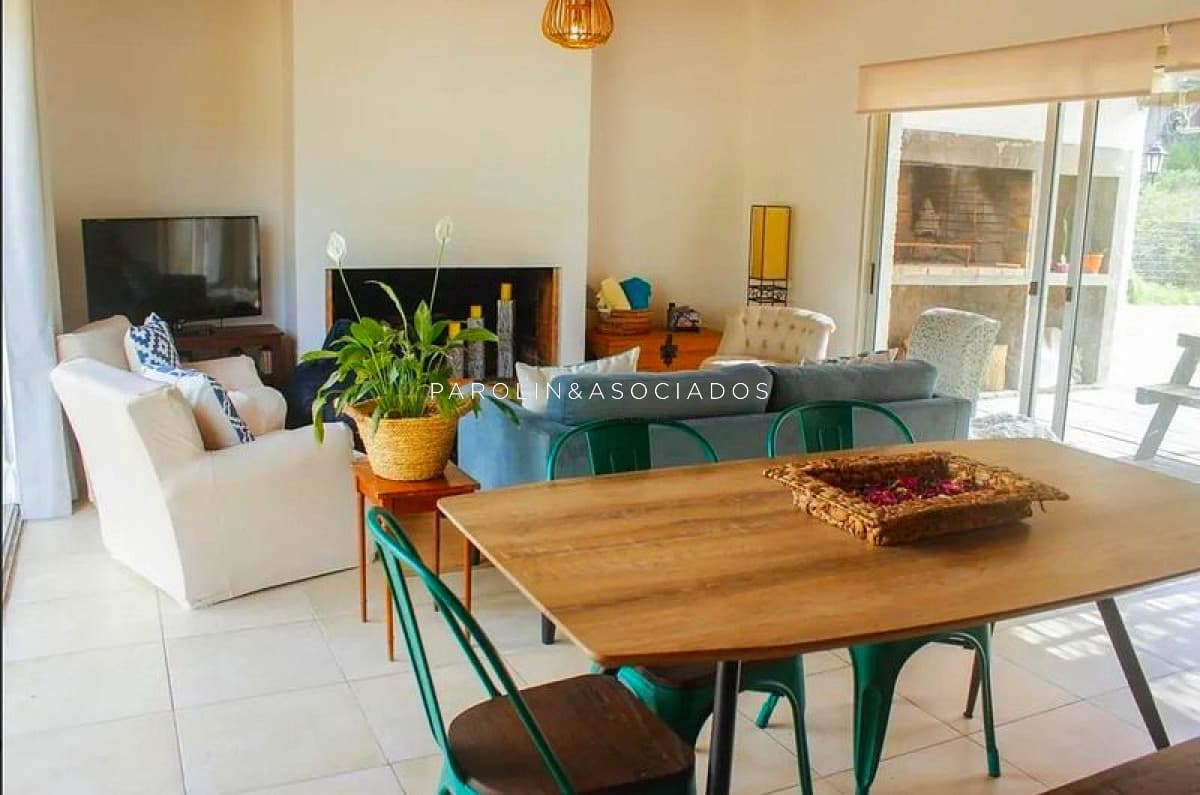Casa de 3 dormitorios en venta en La Barra, Punta del Este.