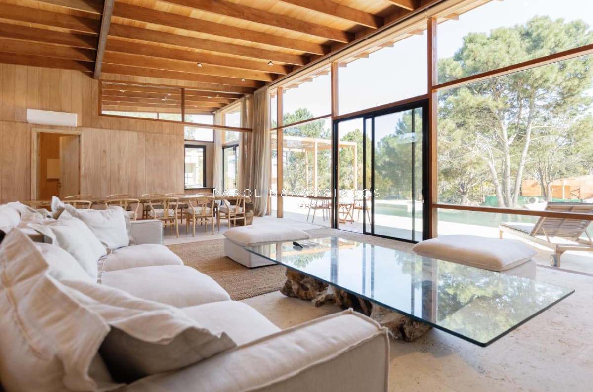 Casa en Venta de 5 Dormitorios en Laguna Escondida