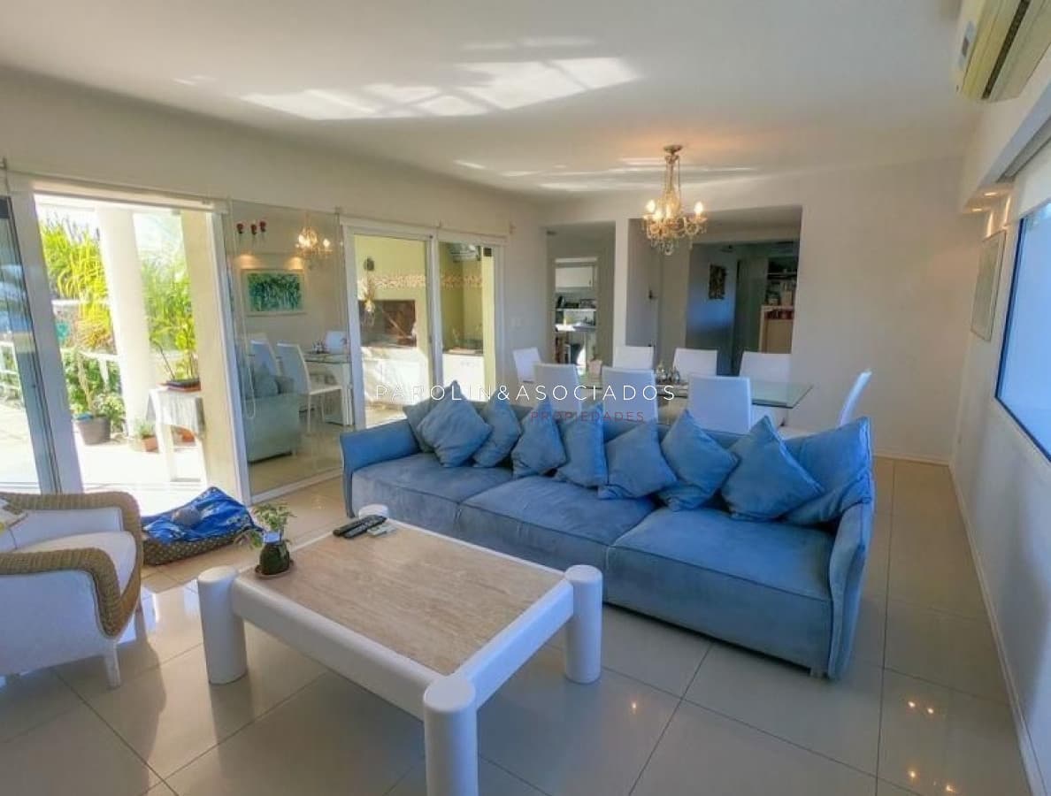 Hermosa casa en venta de 4 dormitorios frente al mar, Punta del Este.