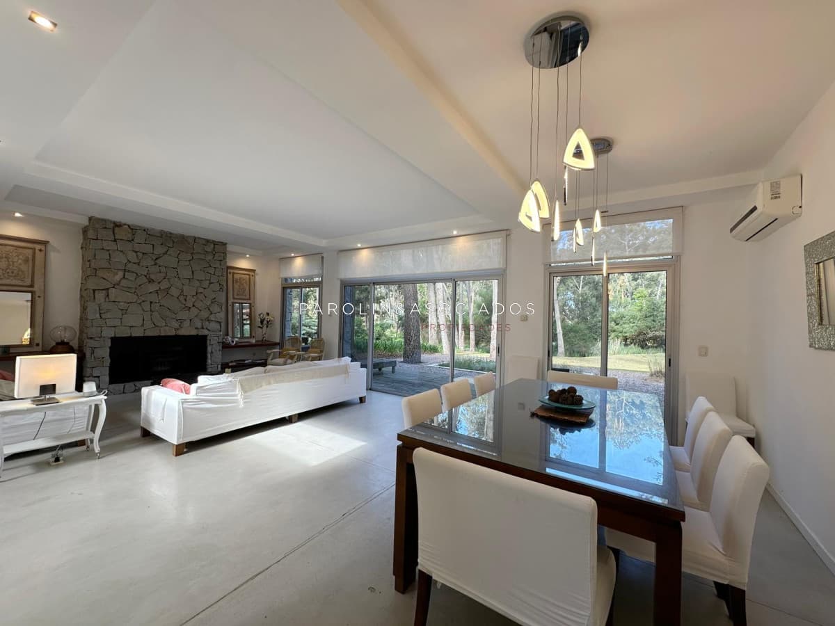 Casa en Alquiler Temporario de 4 Dormitorios + dependencia en Laguna Blanca, Punta del Este