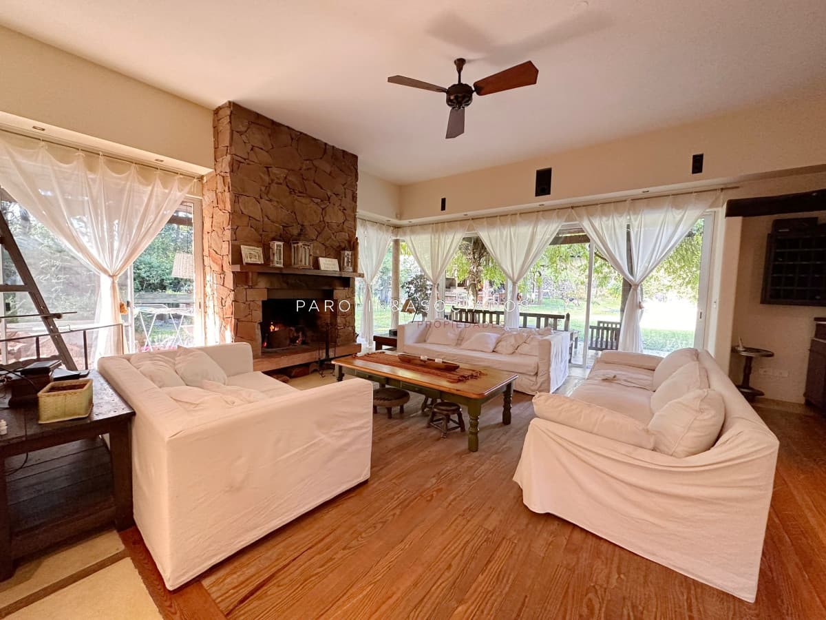 Hermosa propiedad en venta de 4 dormitorios en zona Lugano, Punta del Este.