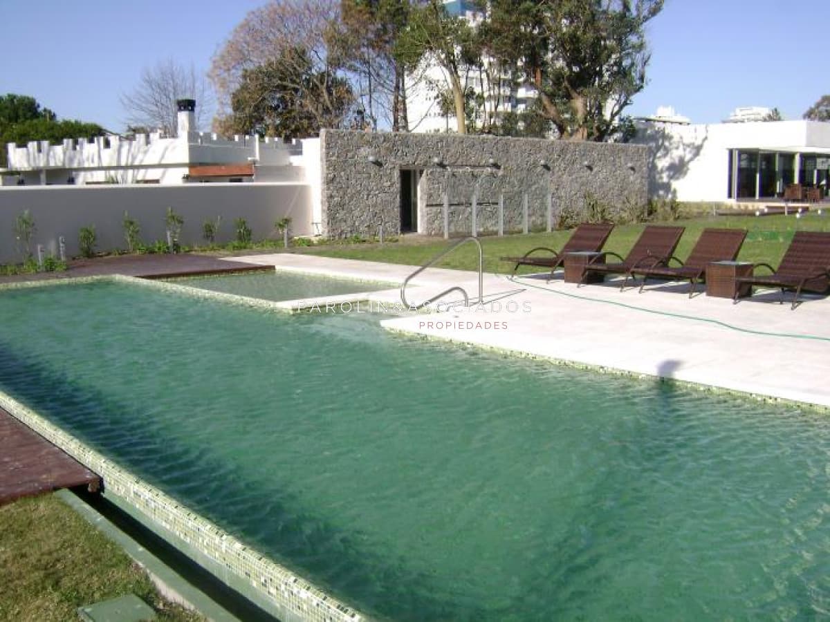 Apartamento en venta con todos los servicios en Punta del Este.