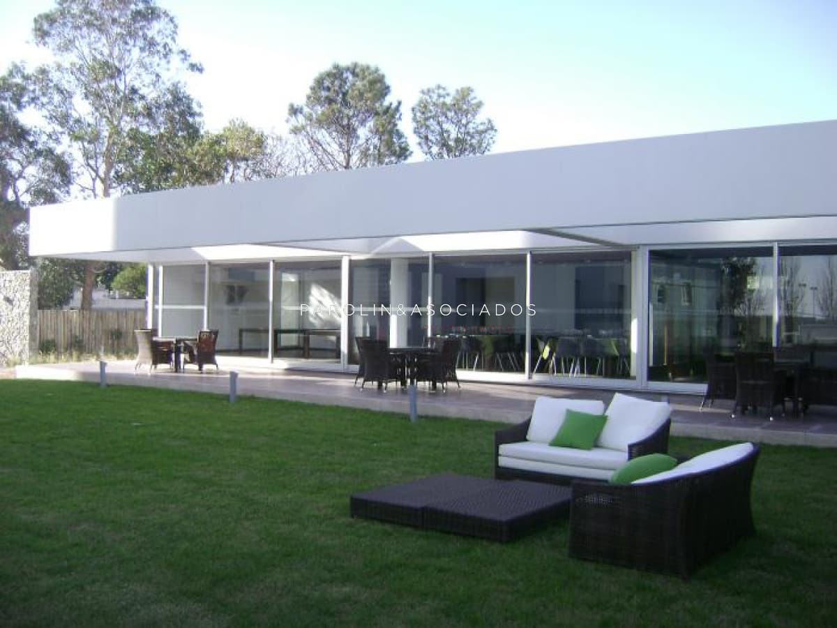 Apartamento en venta con todos los servicios en Punta del Este.