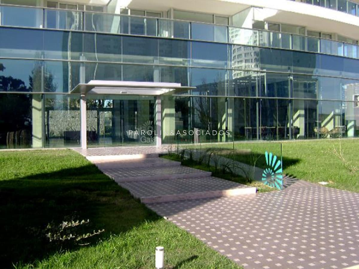 Apartamento en venta con todos los servicios en Punta del Este.