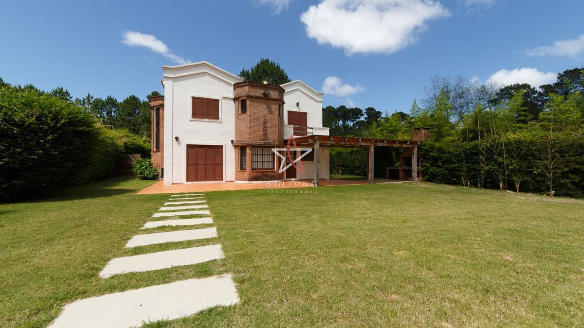 Casa en Alquiler temporal de 4 dormitorios + dependencia de servicio, Lugano Punta Del este - Bintang Propiedades