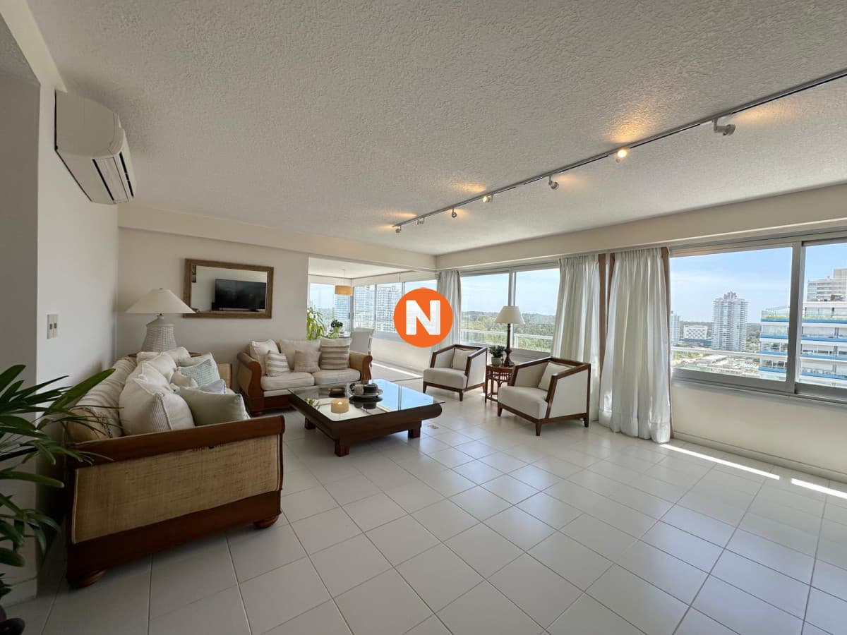 Apartamento en venta de 3 dormitorios en edificio Tiburon ll ...