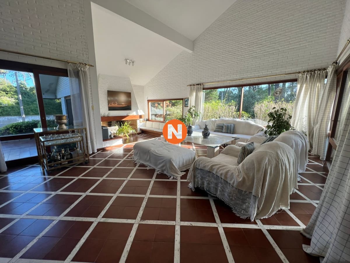 Casa de 4 dormitorios en venta en Lugano, Punta del Este.