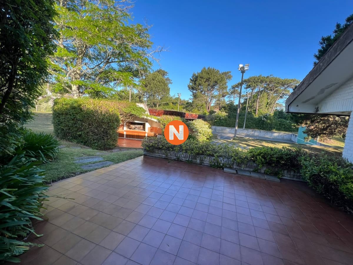 Casa de 4 dormitorios en venta en Lugano, Punta del Este.