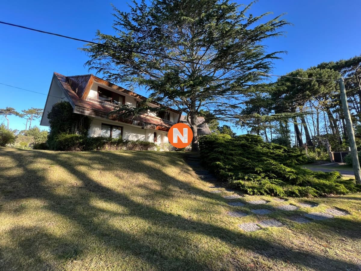 Casa de 4 dormitorios en venta en Lugano, Punta del Este.