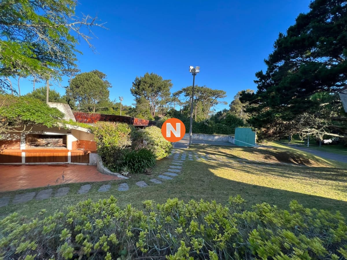 Casa de 4 dormitorios en venta en Lugano, Punta del Este.