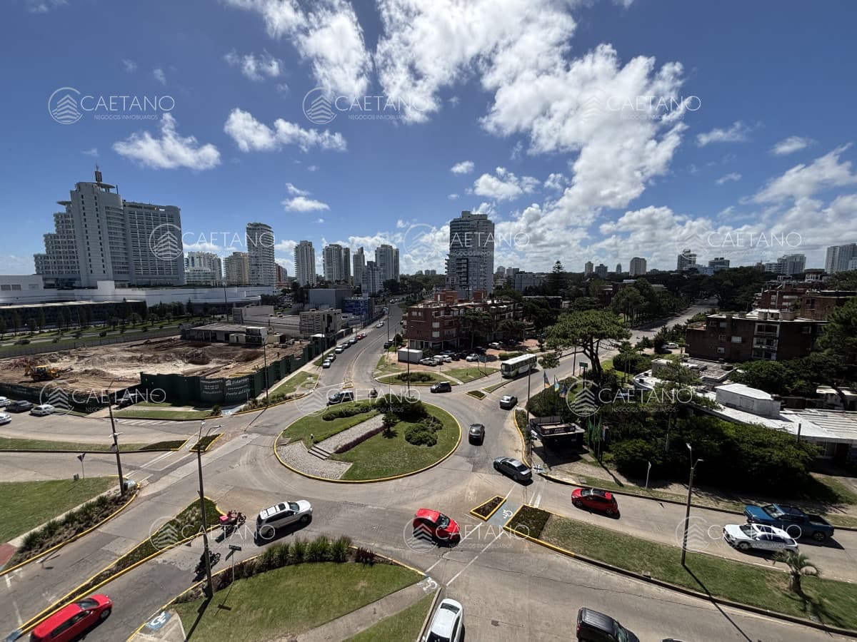 Venta - Parada 3 Mansa. Av. Chiverta casi a estrenar