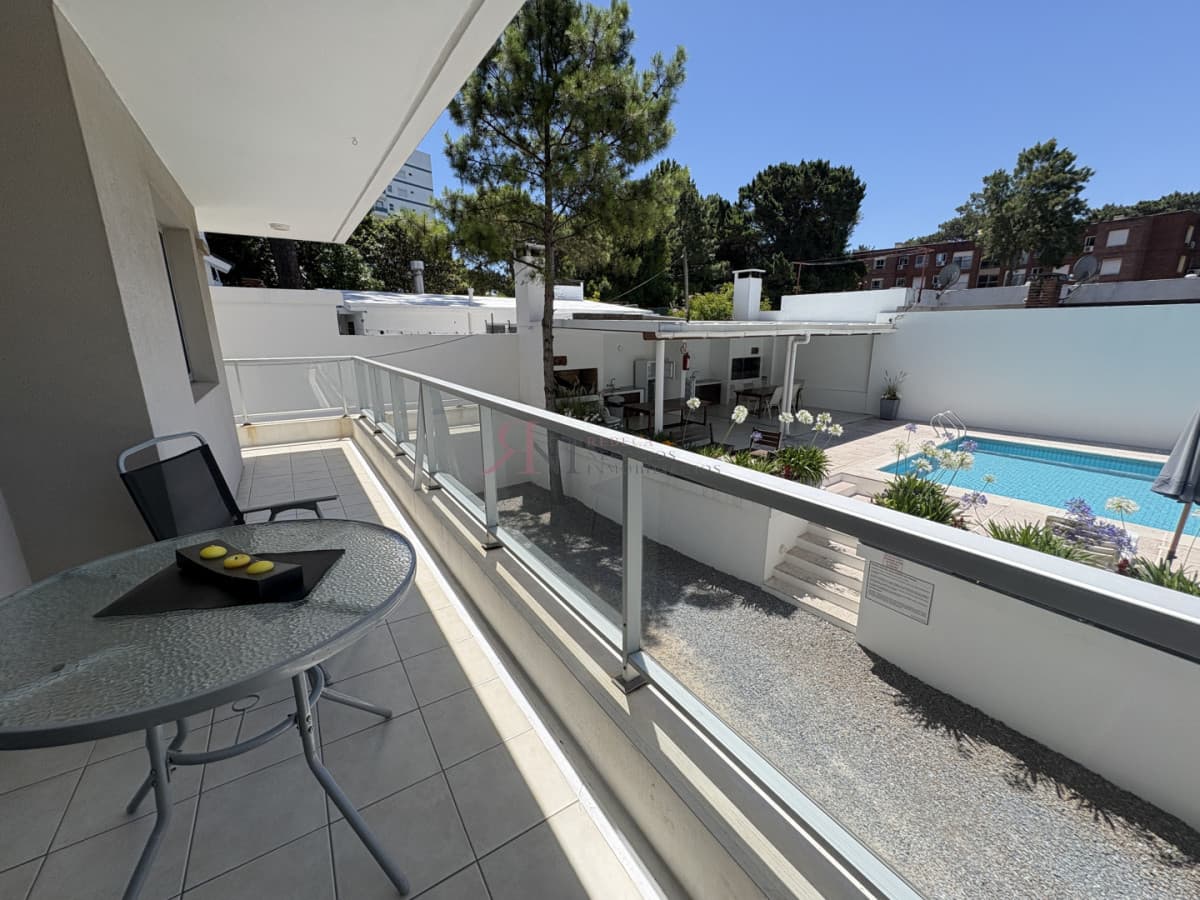 Edificio bajo con  piscina y parrilla 									(ref.#8885)
