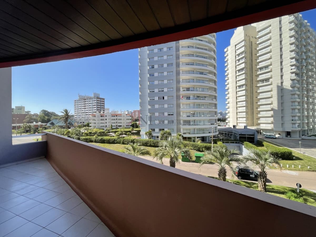 A pocos mts de Playa Brava, amplia terraza, vista lateral 									(ref.#7086)