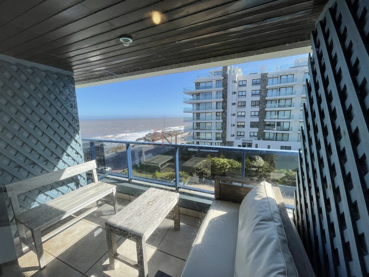 Frente al mar, con terraza 									(ref.#7135)
