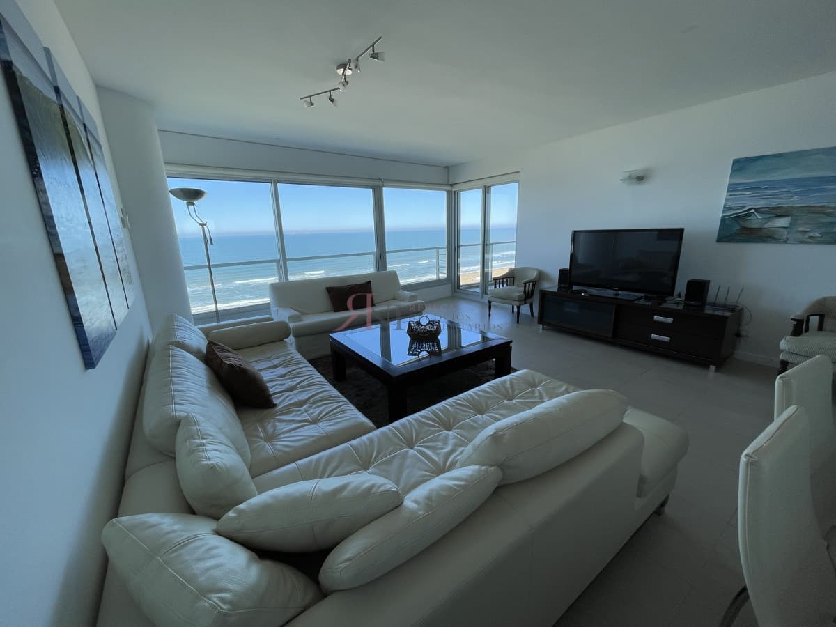 Piso alto con buena vista al mar,  Edificio de Categoria 									(ref.#7201)