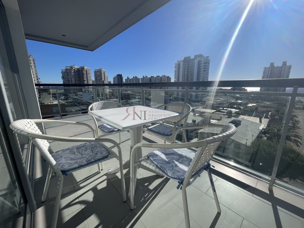 Buena terraza en forma de L con parrillero 									(ref.#112993)