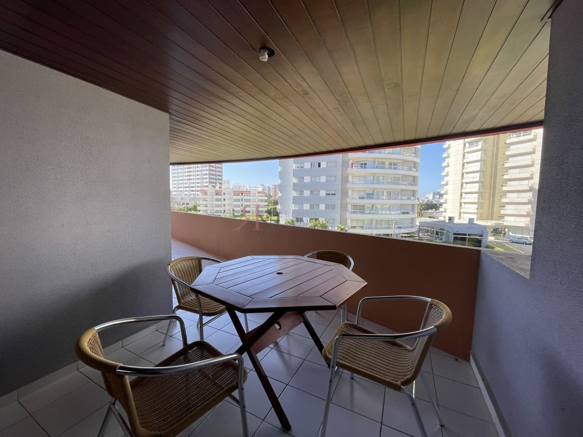 A pocos mts de Playa Brava, amplia terraza, vista lateral 									(ref.#7086)
