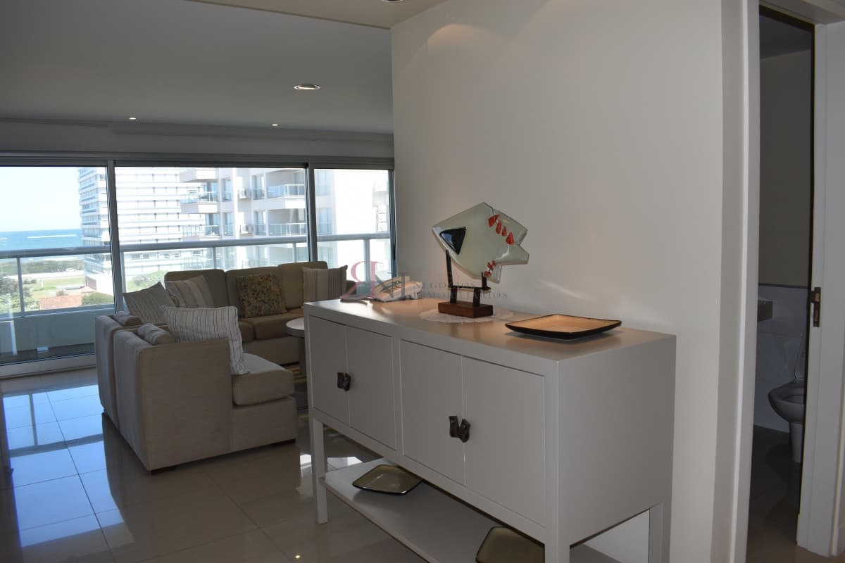 Edificio relativamente nuevo a metros de la Playa Brava									(ref.#111413)