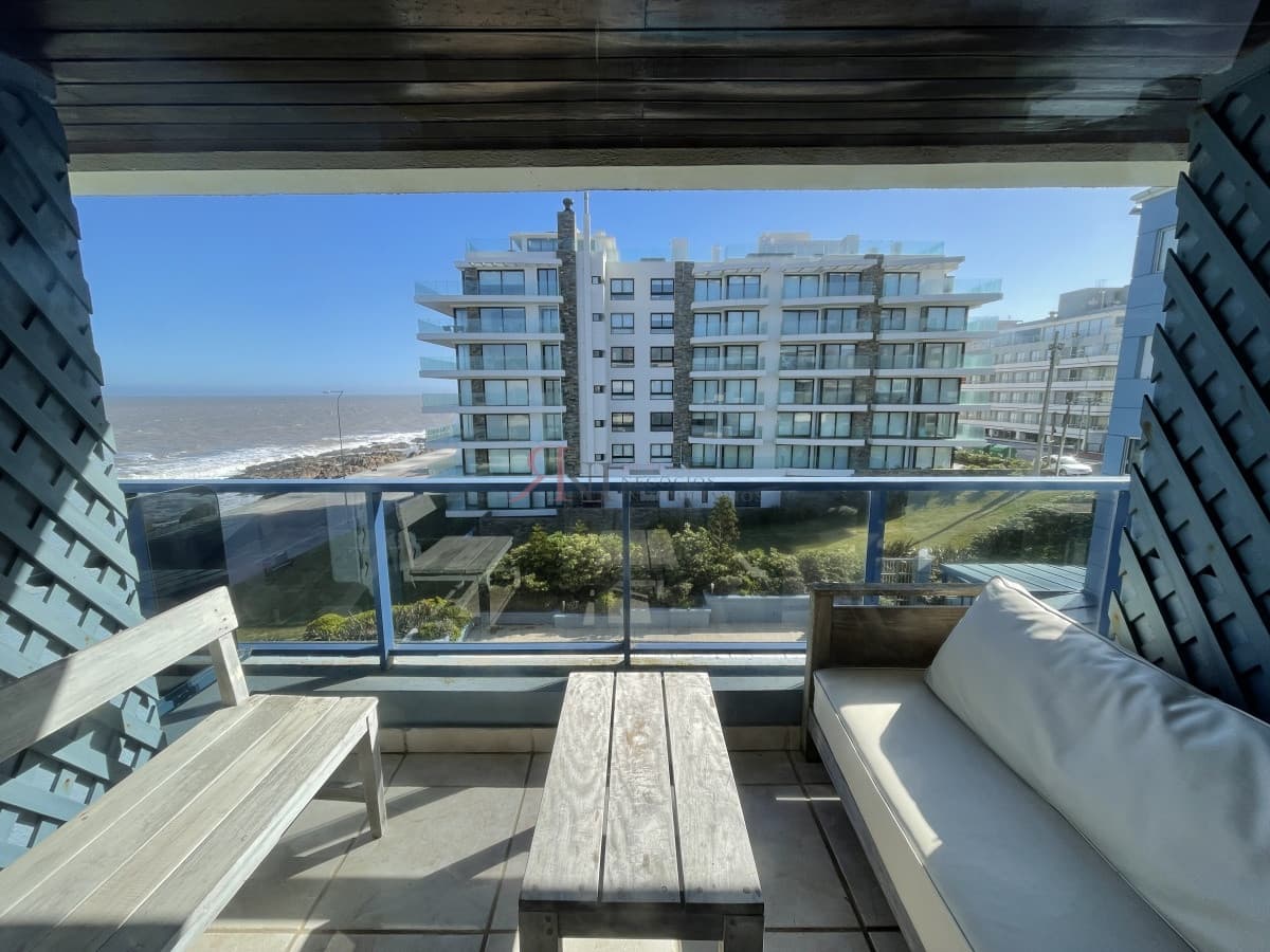 Frente al mar, con terraza 									(ref.#7135)