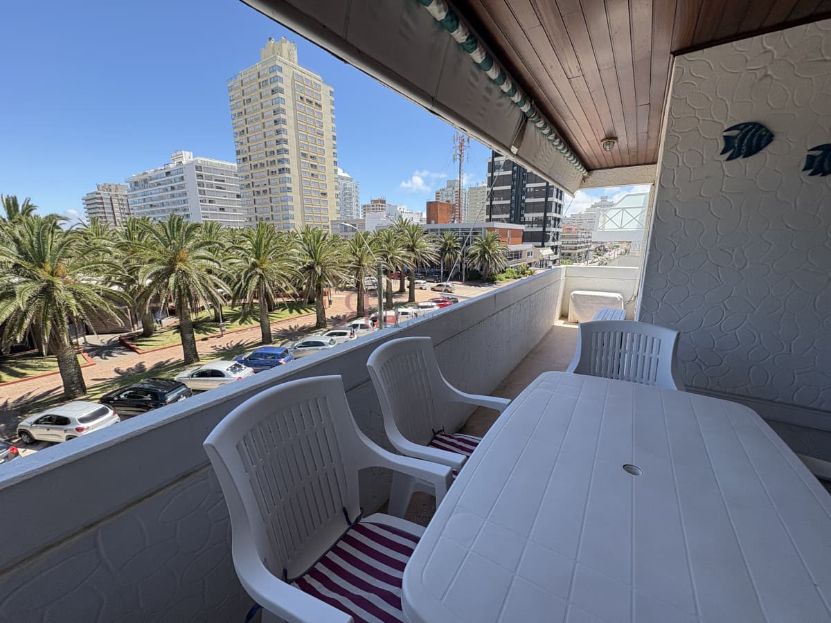 Amplia terraza para disfrutar a toda hora, aire acondicionado en living y comedor									(ref.#3647)