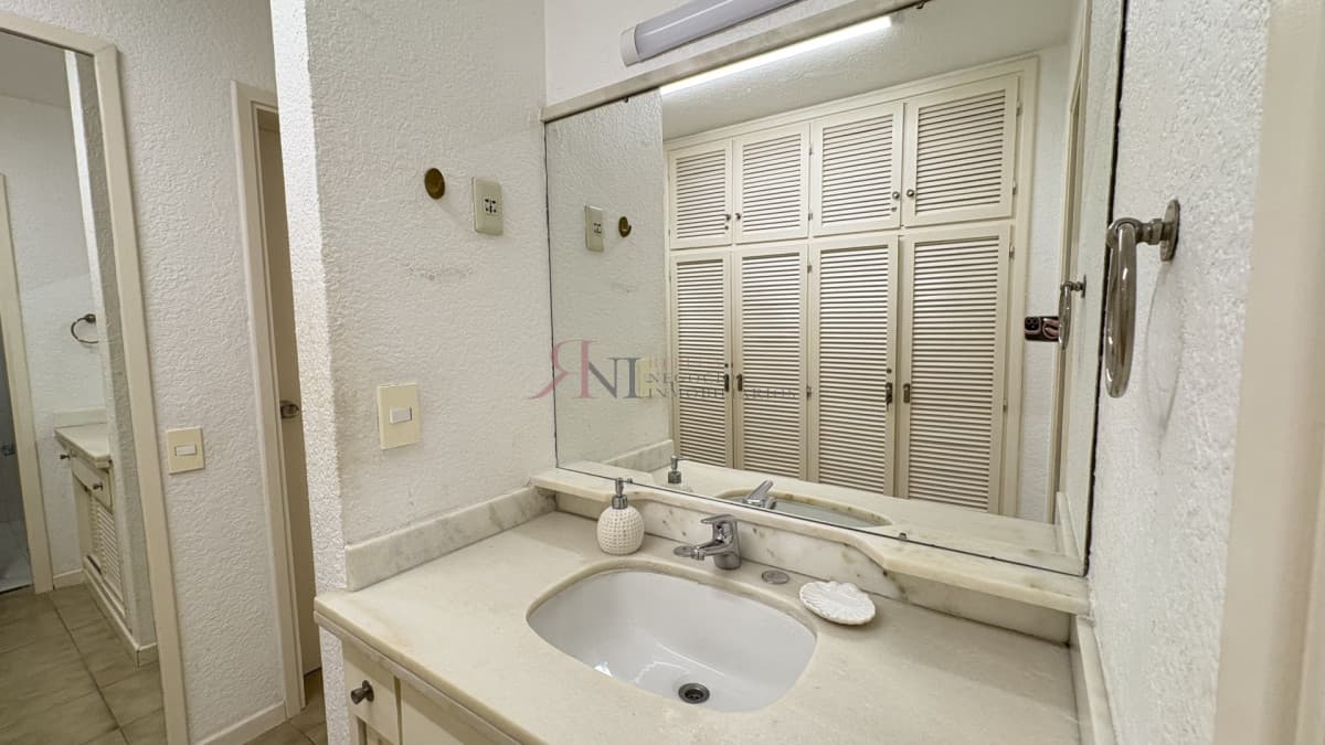 Piso alto, excelente calidad de construccion con vista a ambas Playas									(ref.#5514)