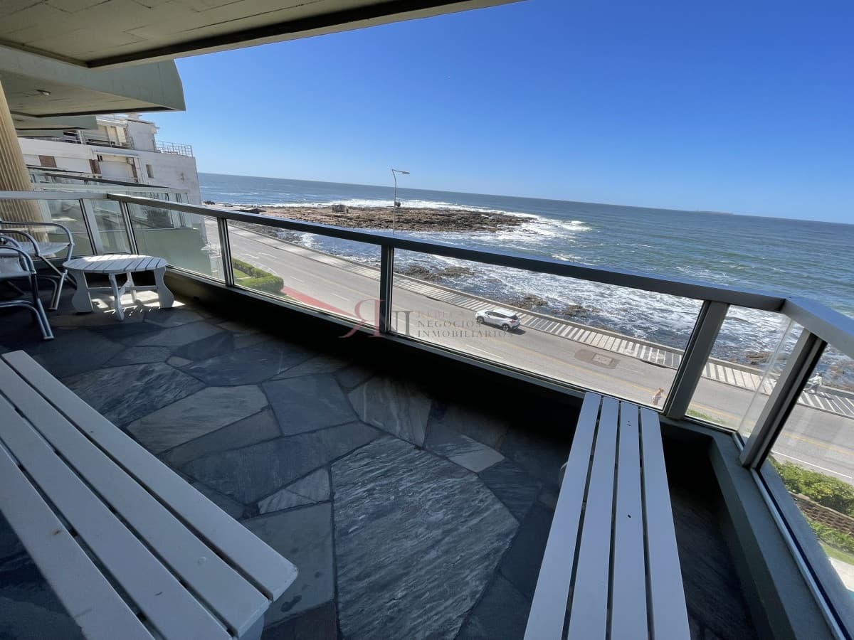Primera fila, con vista a la Playa Brava									(ref.#111469)
