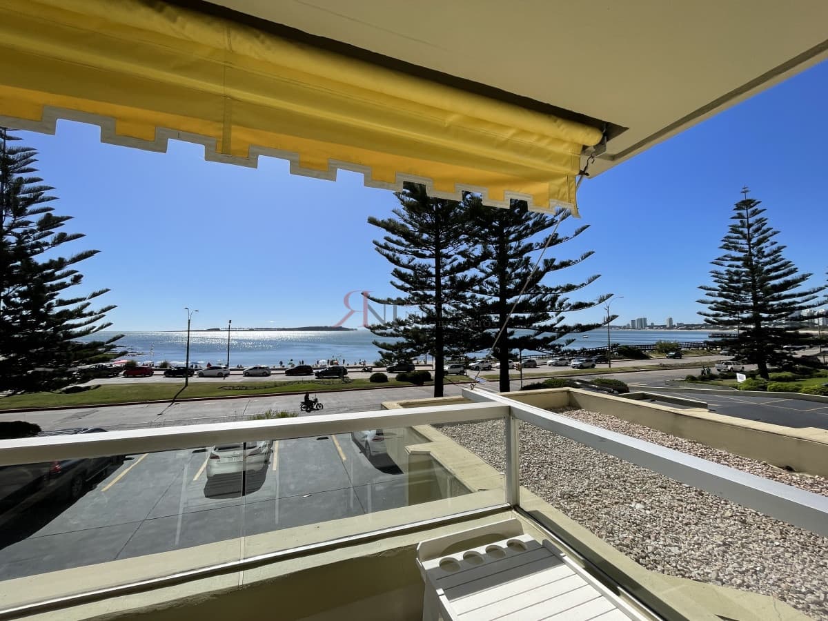 Terraza, con excelente vista a la Playa Mansa 									(ref.#4675)