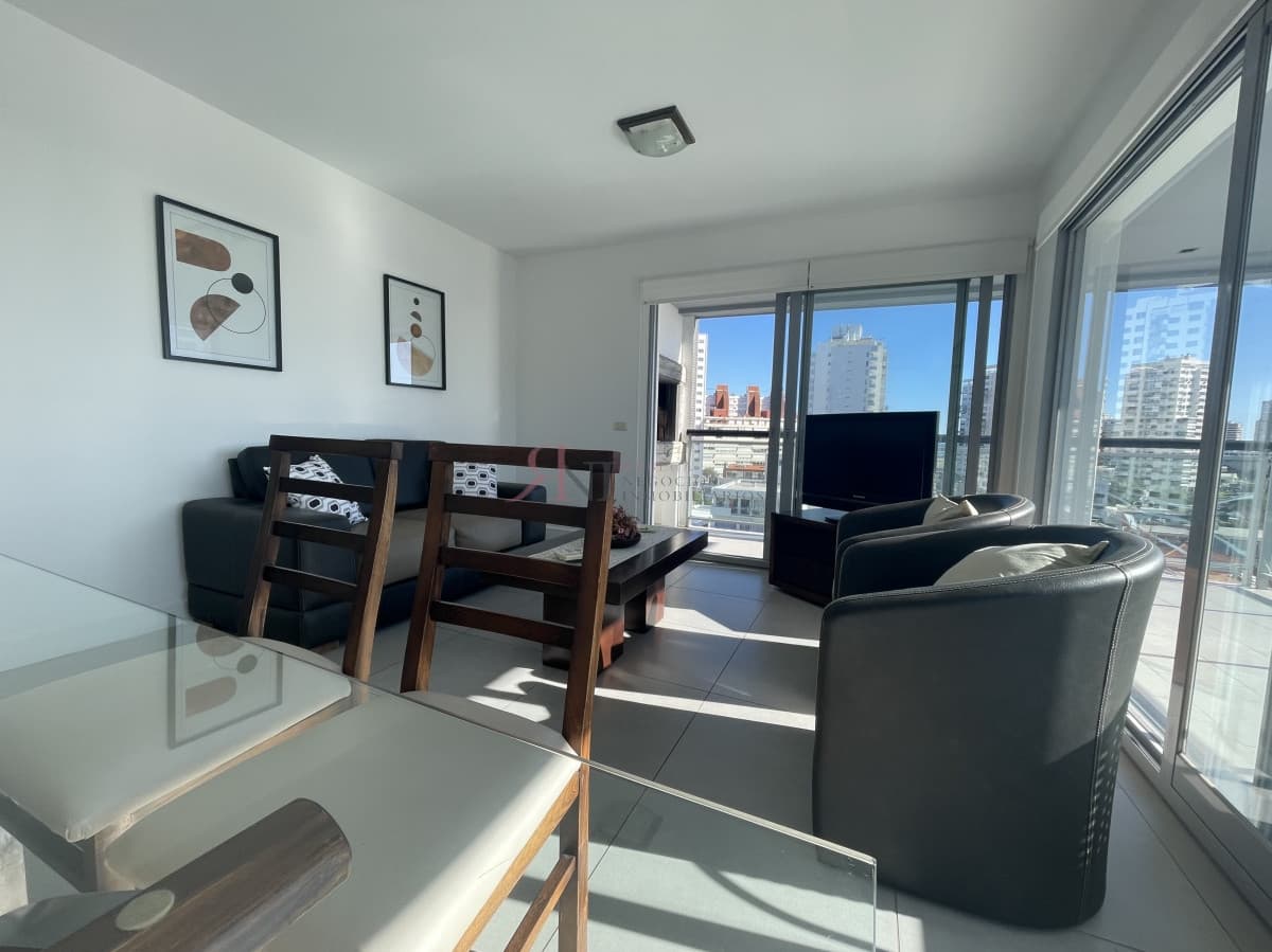 Buena terraza en forma de L con parrillero 									(ref.#112993)