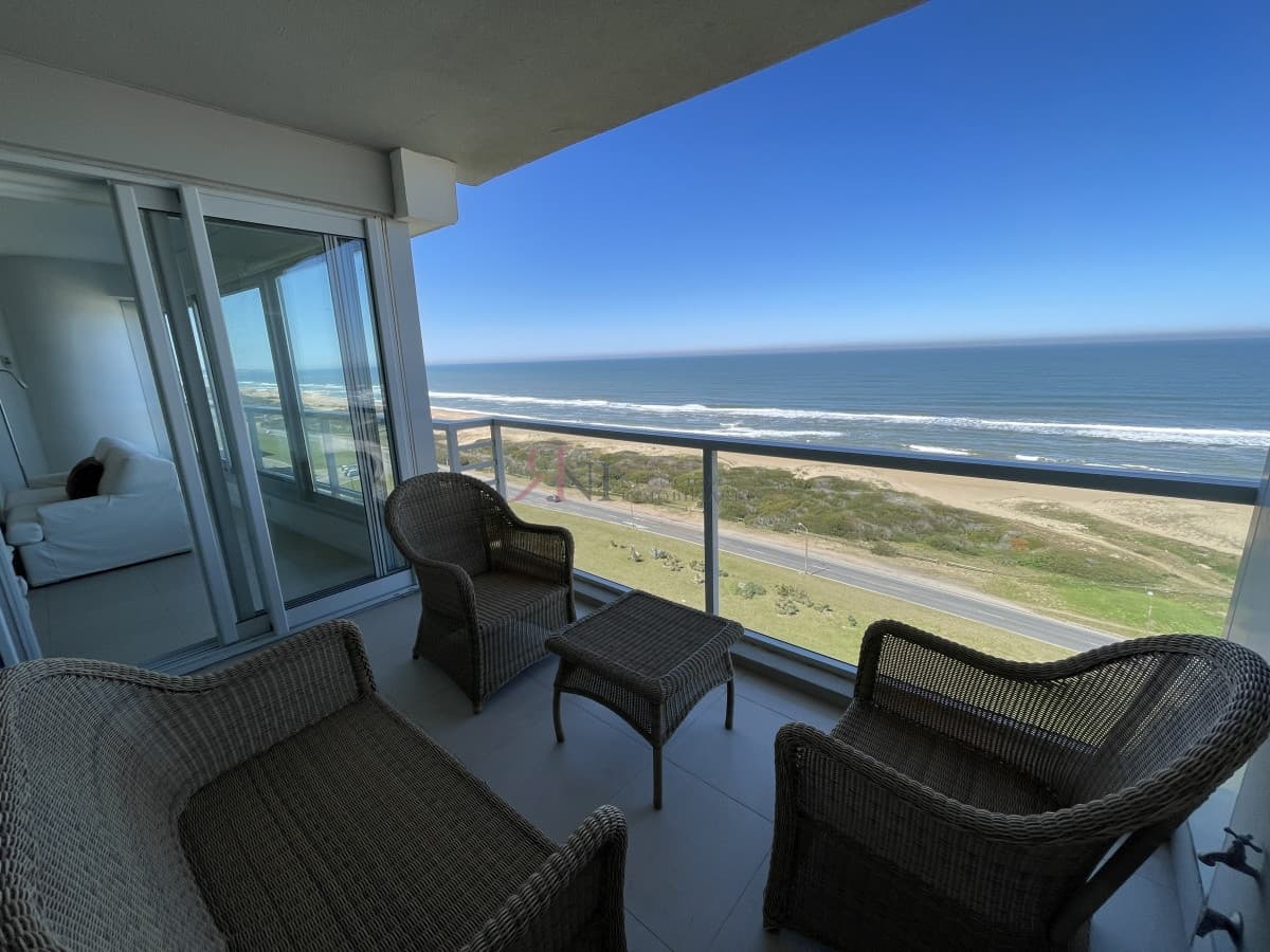 Piso alto con buena vista al mar,  Edificio de Categoria 									(ref.#7201)