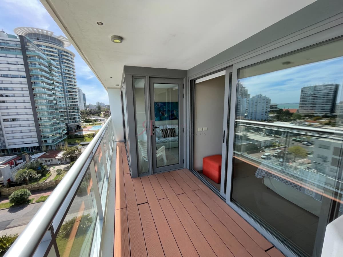 Piso alto, con terraza y vista a la Playa Mansa 									(ref.#8642)