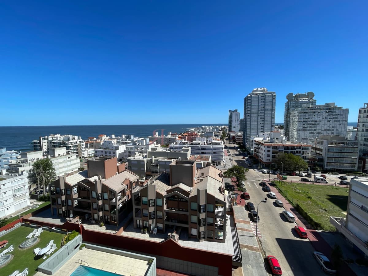 Excelente orientacion solar, linda vista a Playa Mansa									(ref.#111585)