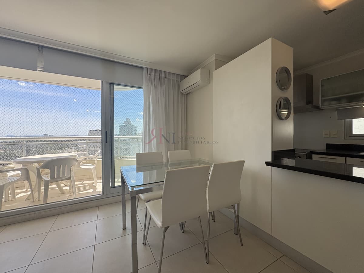 Piso alto, moderno, amenities									(ref.#11135)