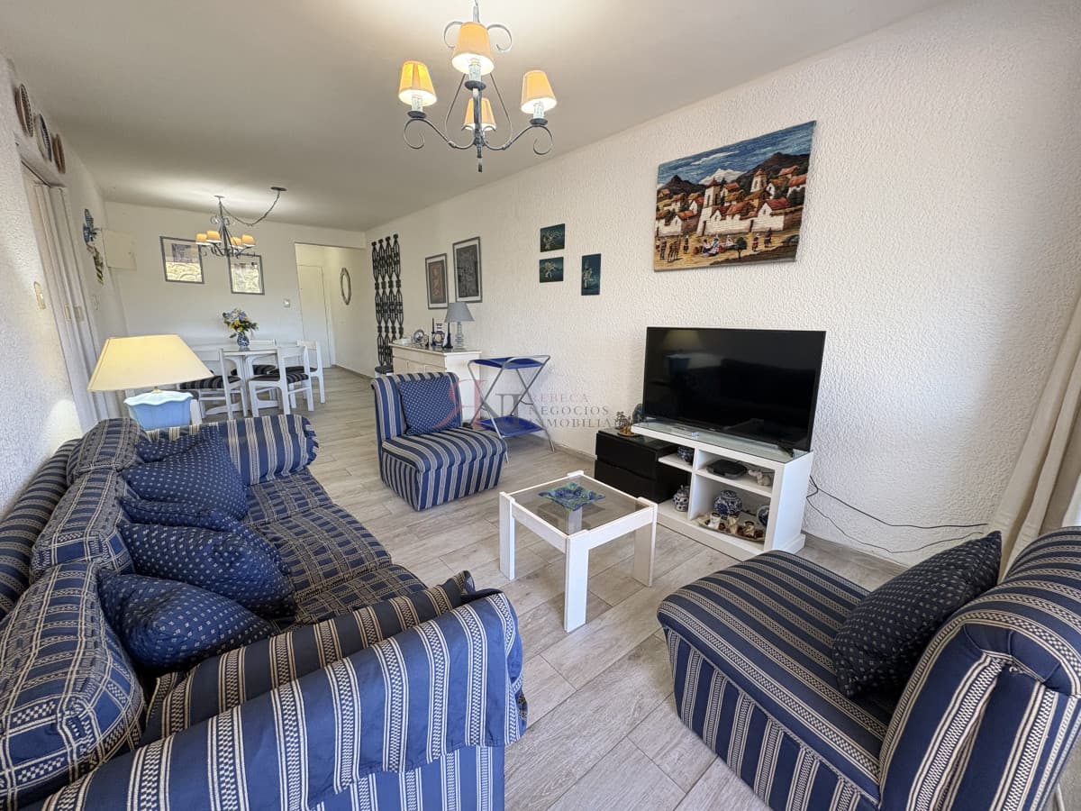 Amplia terraza para disfrutar a toda hora, aire acondicionado en living y comedor									(ref.#3647)