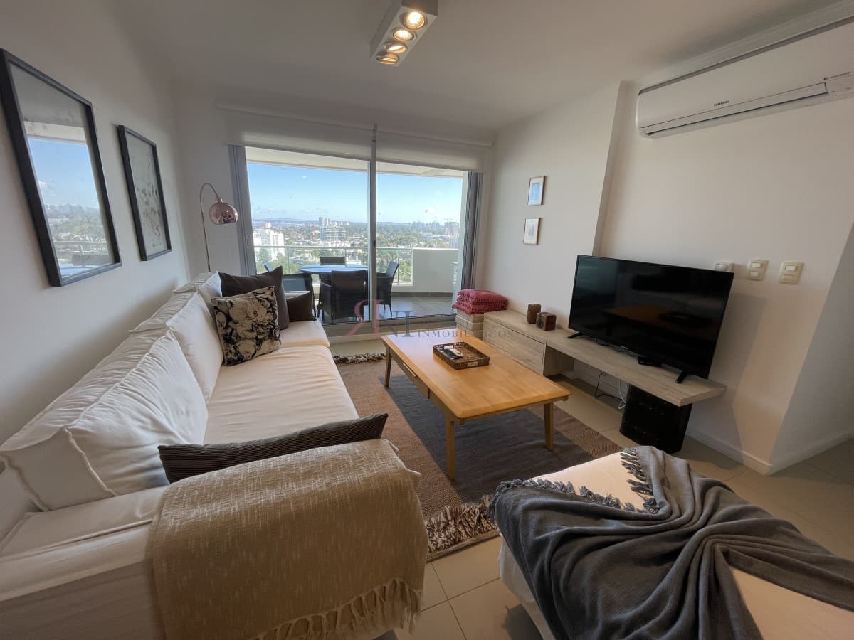 Piso alto, vista a Playa Mansa, amenities, mucama, servicio de playa									(ref.#11195)