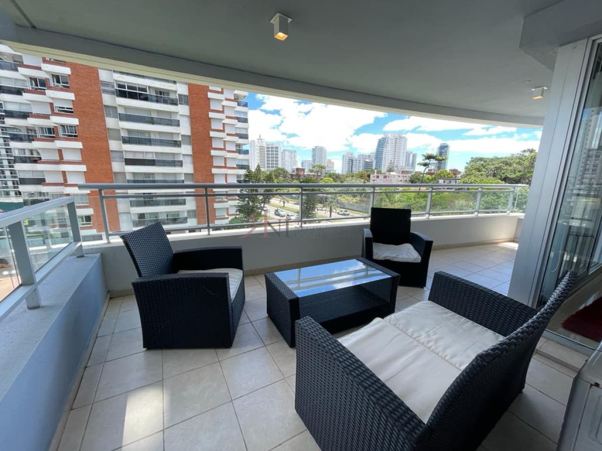 Amplia terraza, a metros de la Playa Brava 									(ref.#10443)