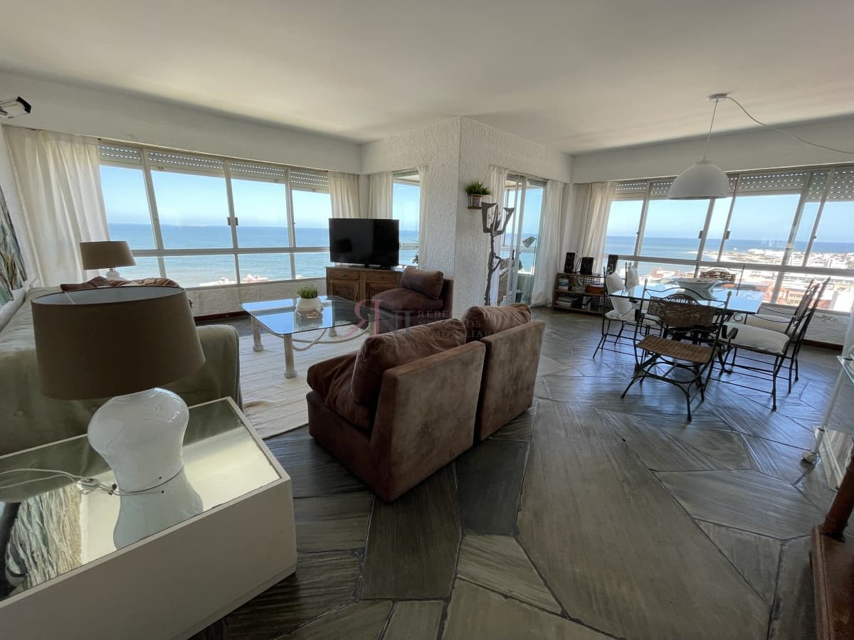 Piso alto, excelente vista a la Playa Brava									(ref.#2081)