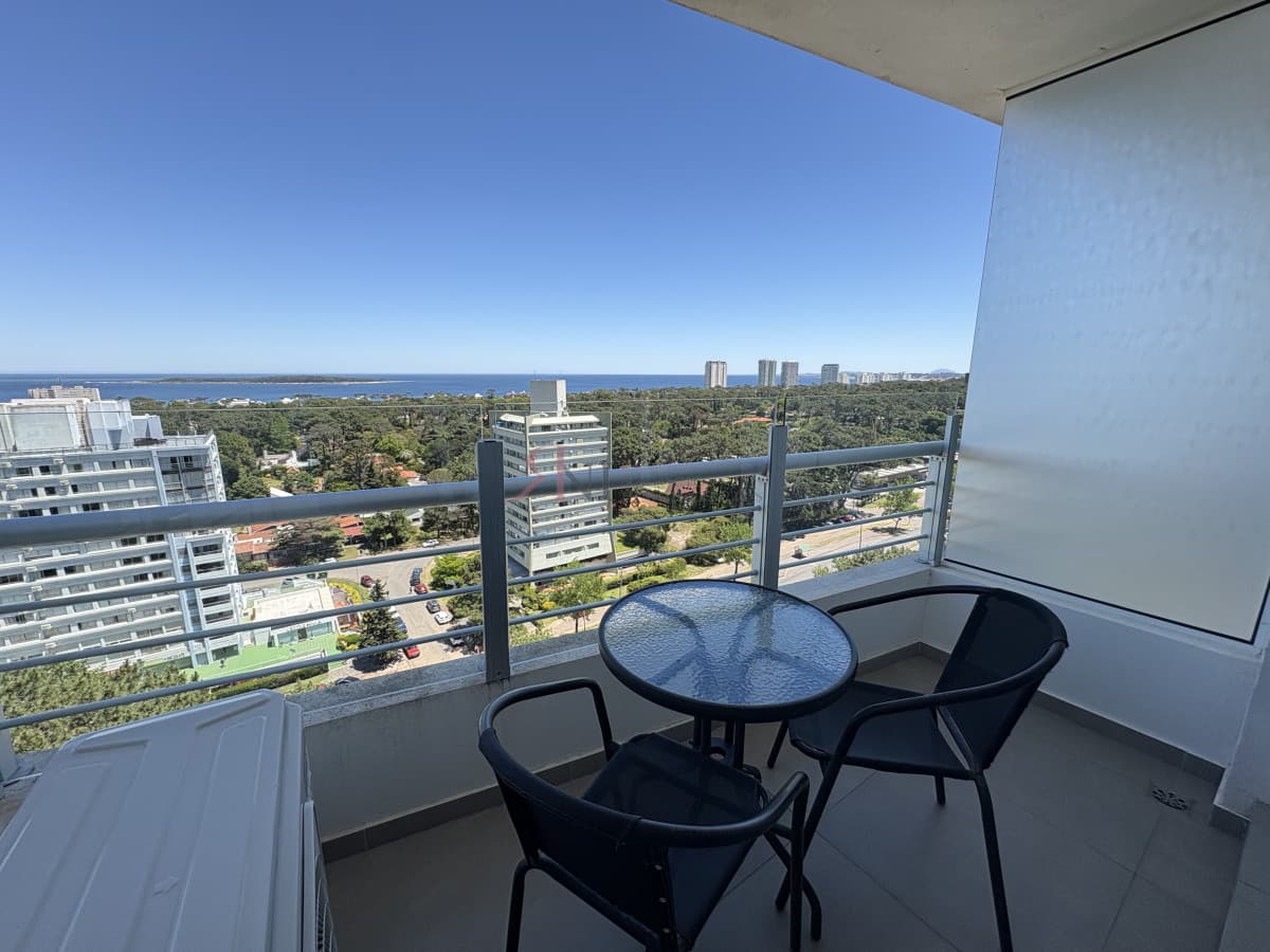 Piso alto, buena vista a Playa Mansa									(ref.#113924)