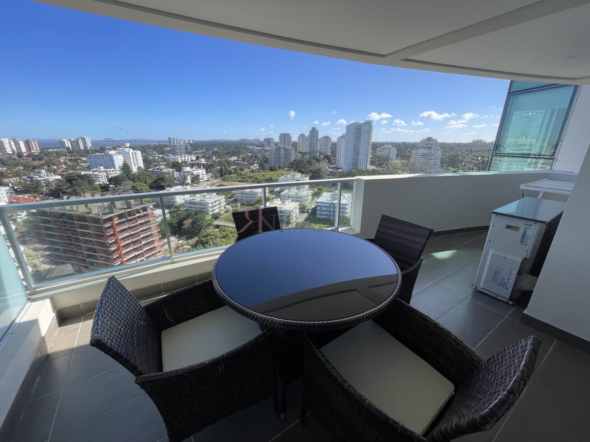 Piso alto, vista a Playa Mansa, amenities, mucama, servicio de playa									(ref.#11195)