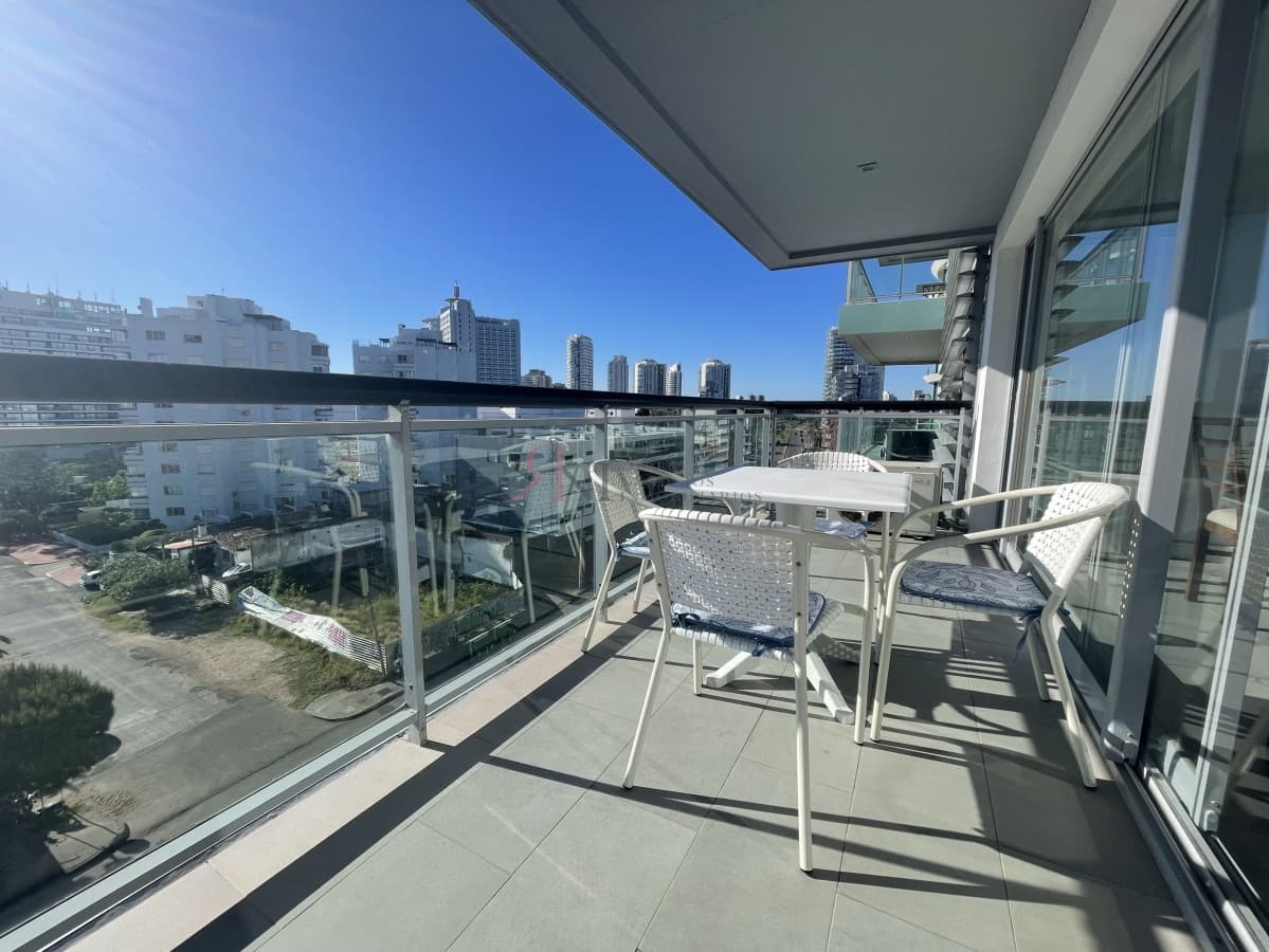 Buena terraza en forma de L con parrillero 									(ref.#112993)