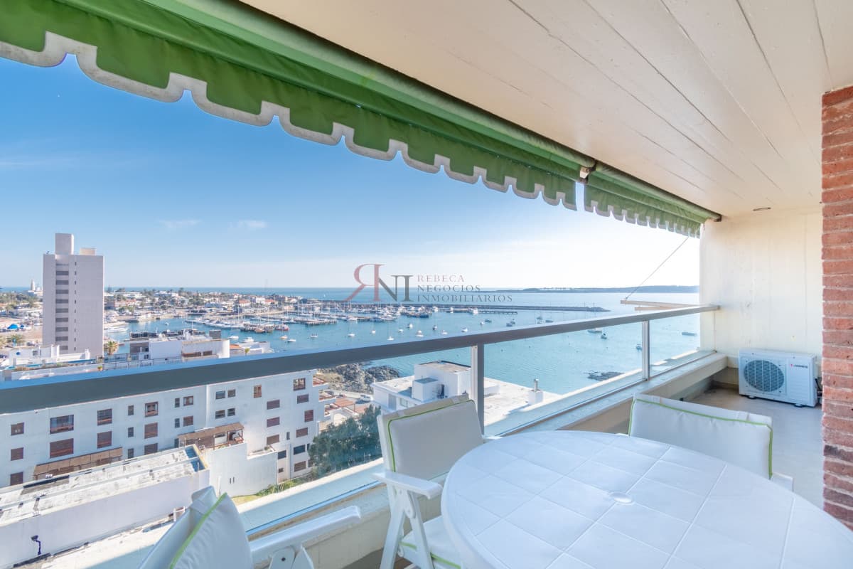 Lindisimo apartamento con buena vista al Puerto y buena terraza 									(ref.#7020)